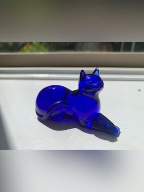 Vintage Franklin Mint Curio Cabinet Cat Cobalt Blue Glass Figurine 1986